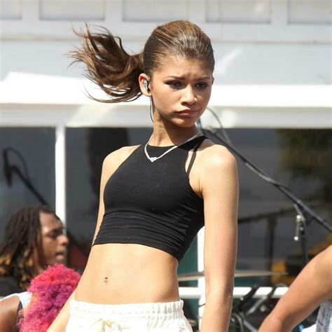 zendaya bra size